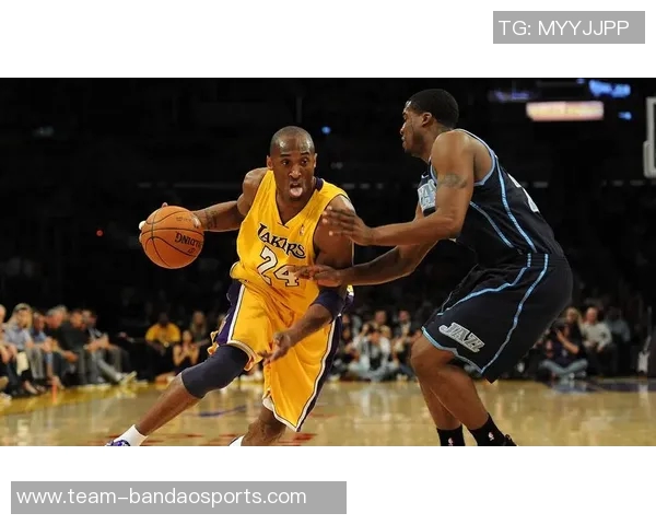 阿德巴约全副武装晒帅照球场缺席也能尽显风采